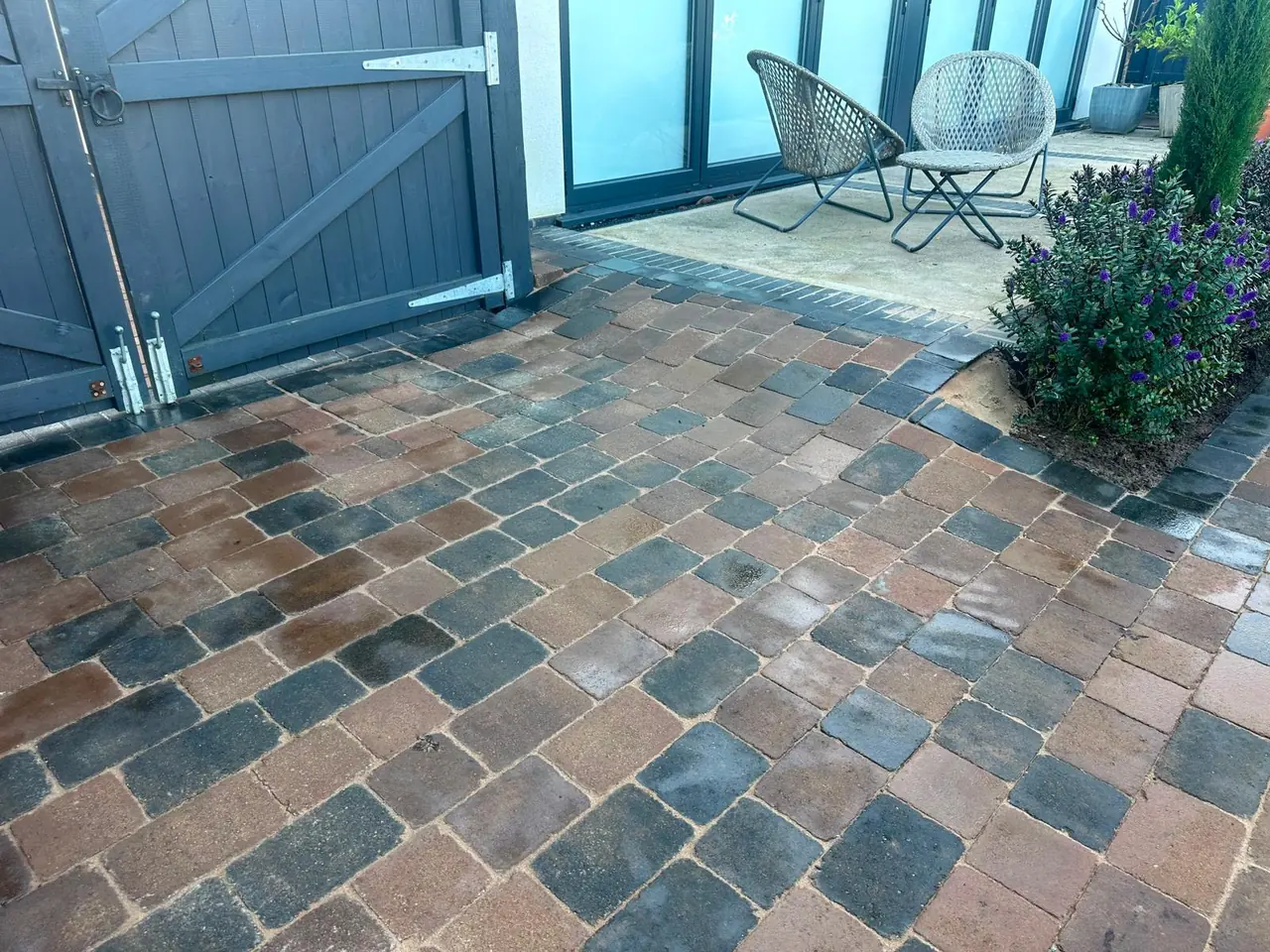 Example of patio cleaning & sealing work by Holmes Landscapes